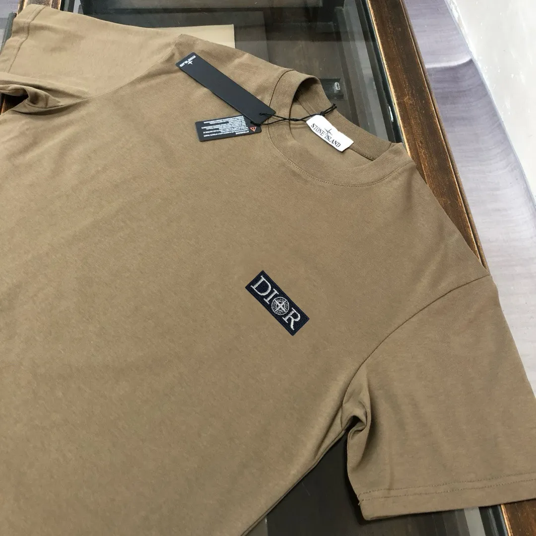 P150 A⭐️Stone Island Latest Couple Style Round Neck Short Sleeve Couple T-shirt ~ Spring and Summer New Product High Quality 🔥🔥Customized Unique Compass Logo Embroidery Logo Embellishment ~ Fashionable and Versatile Trendy Style Customized Imported Fabrics! Comfortable to wear, breathable, fashionable without losing personality, the upper body is casual and casual, handsome and stylish, showing the temperament of a big brand. All three standards are complete! ! Color: Black White Dark Gray Brown Size: SMLXLXXL